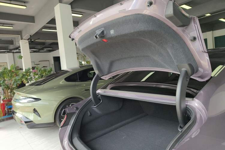 Used Xiaomi Auto SU7 2024 Four-Wheel Drive Ultra-Long Range Advanced Intelligent Driving Max Edition Trunk