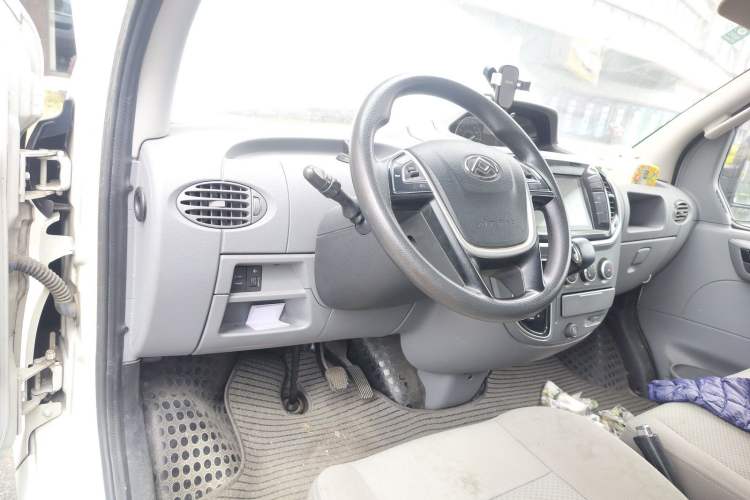 Used SAIC MAXUS Xintu V80 2020 2.5T AMT Classic City Distribution King Short Wheelbase Mid-Roof Design – 2/3 Seats Steering Wheel