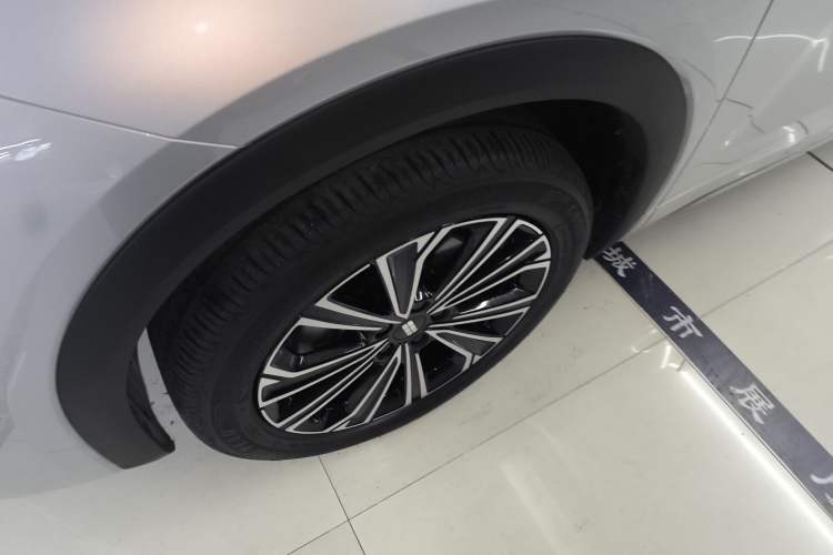 Used Geely Galaxy Xingjian 7 EM-i 2025 120km Flagship Edition Left Front Wheel Hub