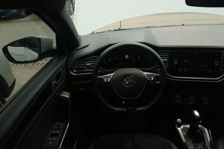 Used Volkswagen T-ROC 2018 280TSI DSG Two-Wheel-Drive Luxury Version China V Emission Standard Steering Wheel