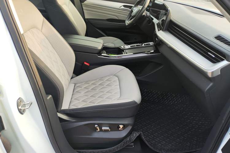 Used Volkswagen Tavendor 2024 380TSI All-Wheel Drive R-Line Cruise Edition