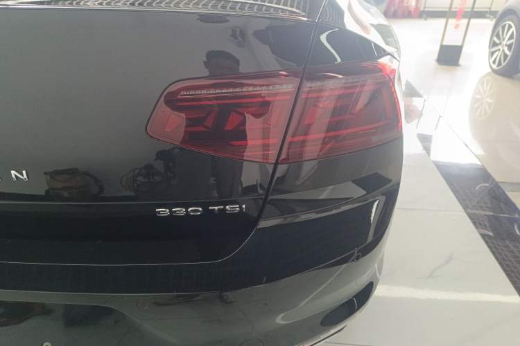 Used Volkswagen Magotan 2023 2 Million Units Limited Edition 330TSI DSG Leading Version Right Rear Taillight