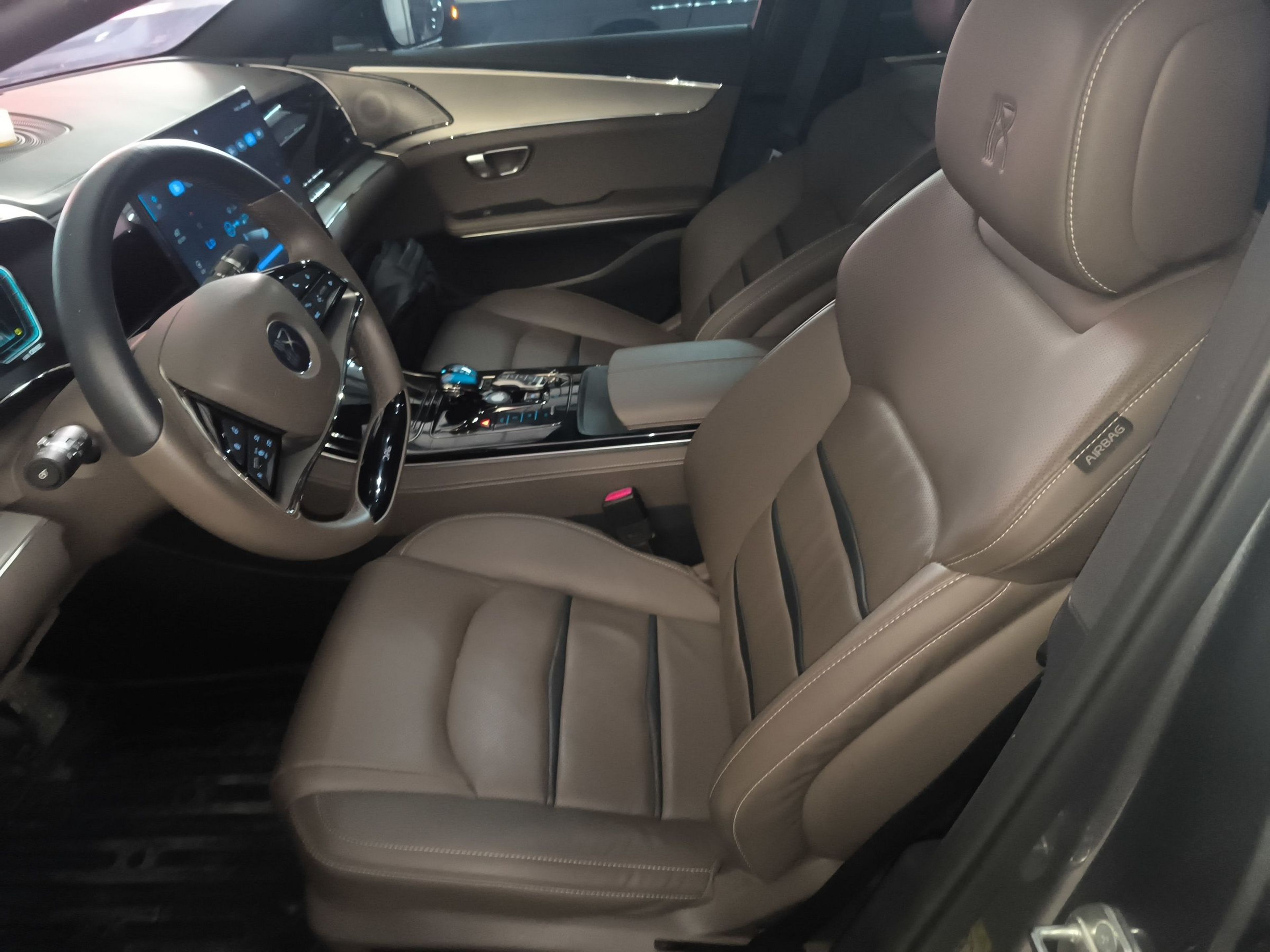 Переднее сиденье в автомобиле