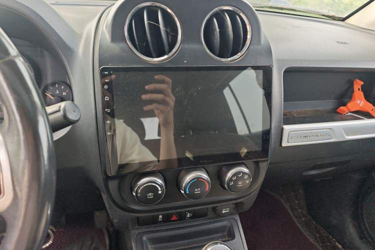 Used Jeep Compass 2014 2.4L four-wheel drive sport version Audio And AC Panel