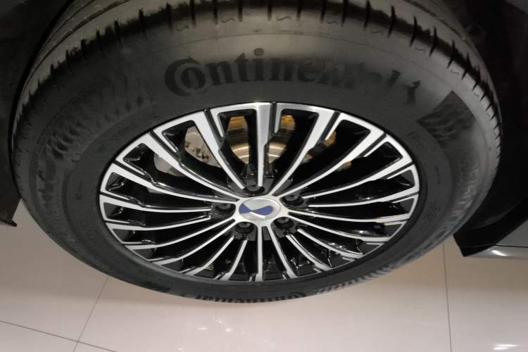 Used Denza D9 2022 DM-i 970 Four-Wheel Drive Prestige Model
