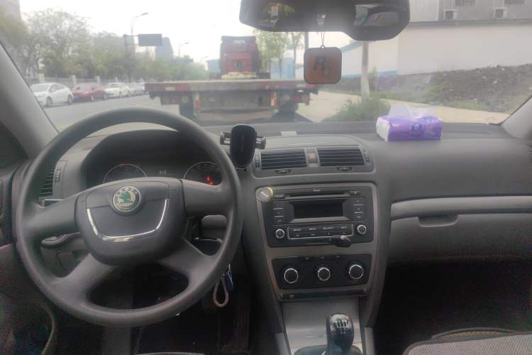 Used Skoda Octavia 2012 1.6L Manual Eado Edition Center Console