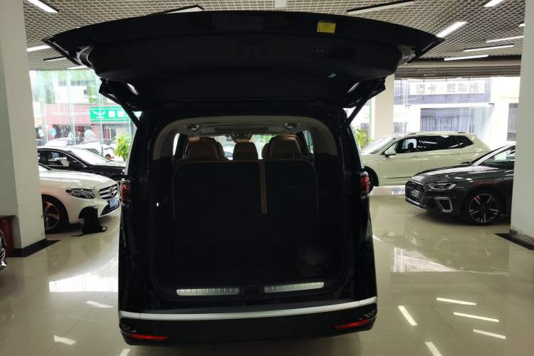 Used Denza D9 2024 DM-i 970 Luxury Model
