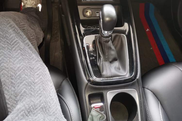 Used Roewe i5 2020 1.5L Automatic 4G Connect Luxury Flagship Edition Gear Lever