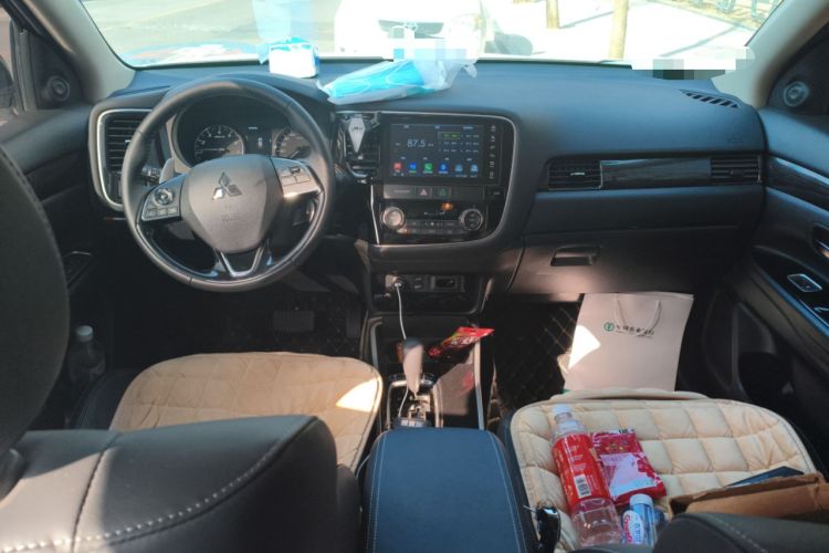 Used Mitsubishi Outlander 2019 2.4L 4x4 Zhi Xiang Edition 7 Seats China VI Standard Center Console