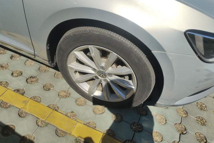 Used Volkswagen Magotan 2017 330TSI DSG Leading Model Right Front Wheel Hub