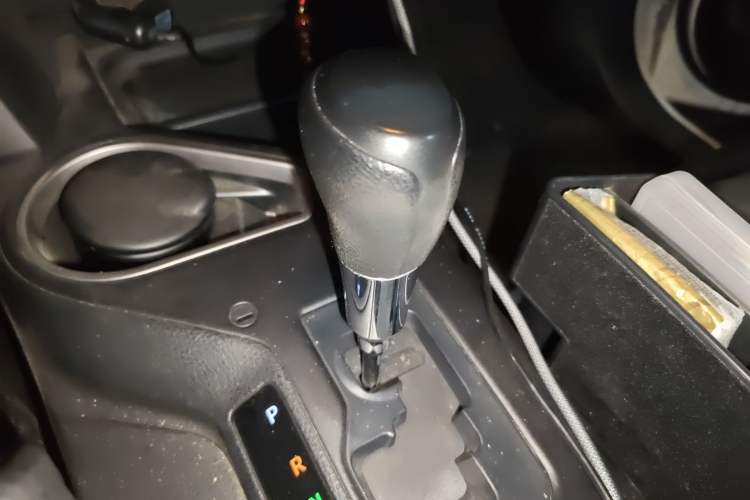 Used Toyota RAV4 2016 2.0L CVT Two-Wheel Drive Fashion Edition China V Standard Gear Lever