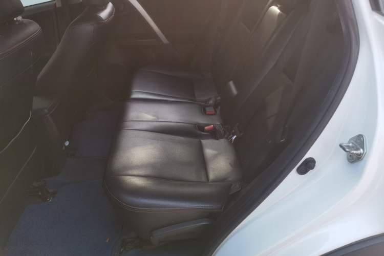 Used Toyota RAV4 2016 2.0L CVT Two-Wheel Drive Fashion Edition China V Standard Left Rear Seat