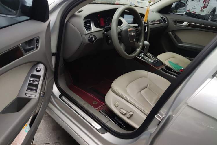 Used Audi A4L 2012 2.0 TFSI automatic Comfort trim level