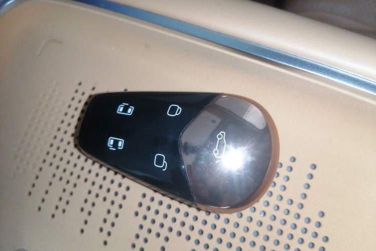 Used VOYAH Dream 2025 EV Four-Wheel Drive Flagship Kunpeng Edition
