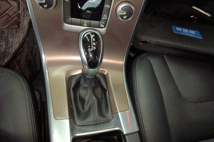 Used Volvo XC60 2017 T5 AWD Smart Upgrade Model Gear Lever