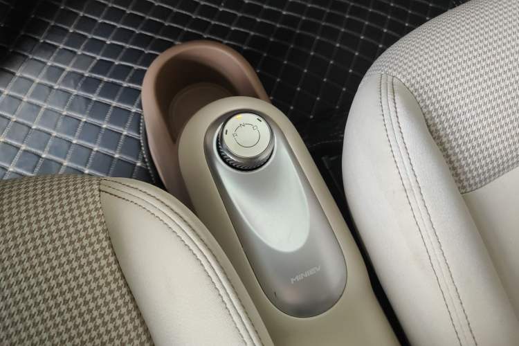 Used Wuling Hongguang MINIEV 2025 Four-Door Version Advanced Edition Gear Lever