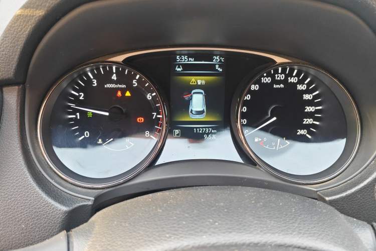 Used Nissan X-Trail 2014 2.5L CVT Luxury Edition 4WD Odometer Close Up