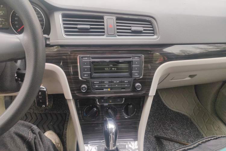 Used Volkswagen Gran Lavida 2013 1.6L Automatic Comfort Model Audio And AC Panel