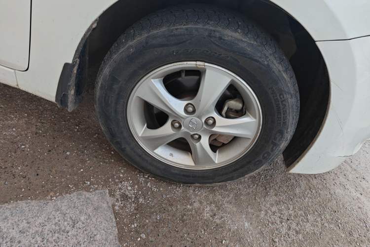 Used Hyundai Verna (older generation) 2016 1.4L Manual Smart GLS Trim Right Front Wheel Hub