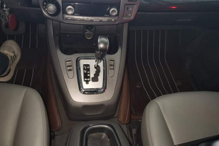 Used SsangYong Rodius 2014 2.0T Diesel Two-Wheel Drive Luxury Navigation Edition
