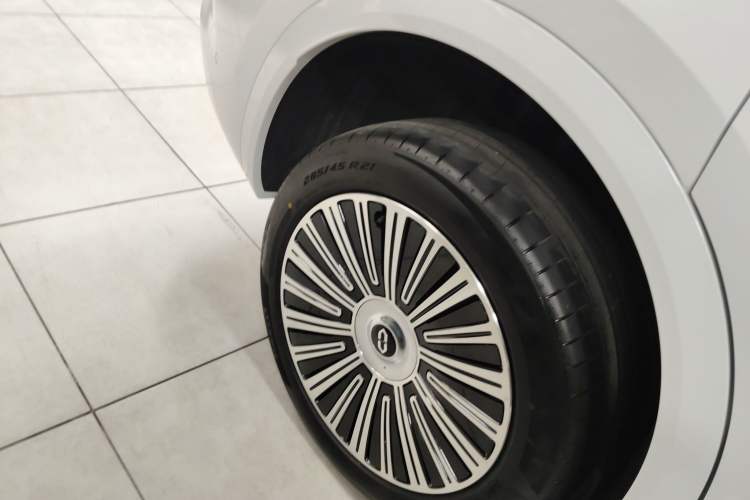 Used Hima AITO M8 2025 Extended-Range Ultra Version 53.4 kWh 6-Seater Edition