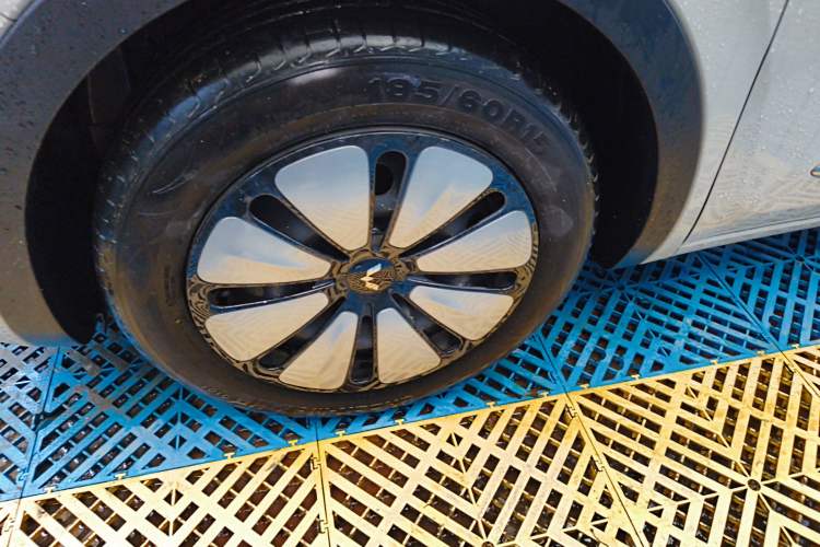 Used Wuling Bingo 2023 410 km Lingxi Deluxe Edition Left Front Wheel Hub