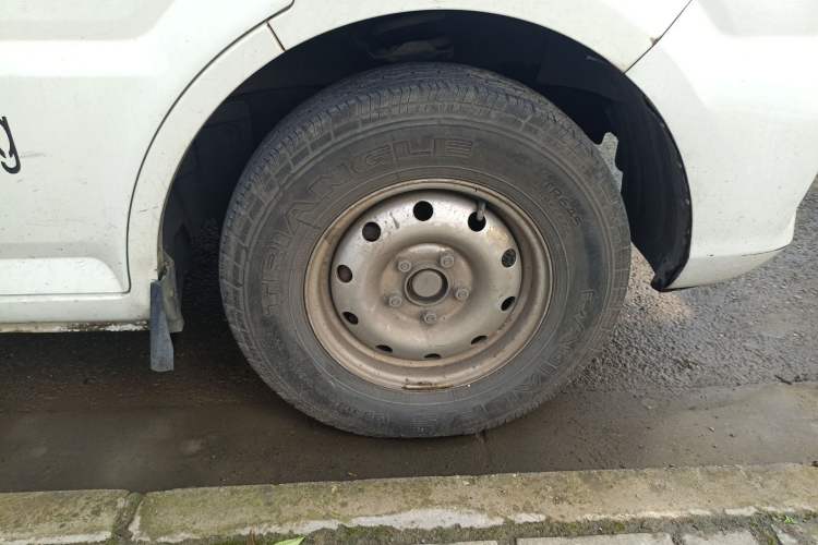 Used Dongfeng Yufeng EM26 2023 Standard Edition 41.472 kWh Henan Lithium Power Right Front Wheel Hub