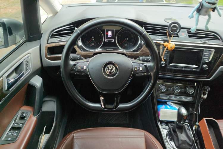 Used Volkswagen Touran 2016 Volkswagen Touran L 330TSI DSG Luxury Edition Steering Wheel