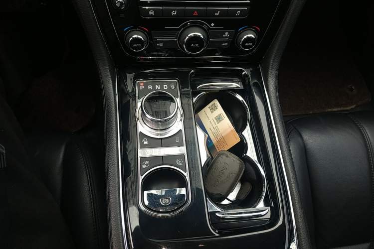 Used Jaguar XJ 2016 XJL 3.0 SC Two-Wheel-Drive Elegant Business Edition Gear Lever