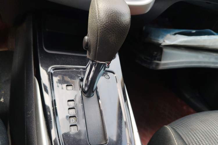 Used Nissan Tiida 2016 1.6L CVT Cool Dynamic Edition Gear Lever