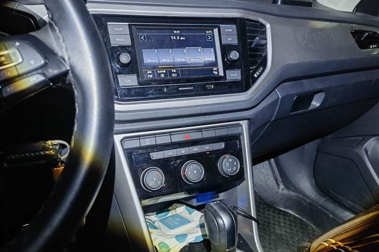 Used Volkswagen T-ROC 2019 280TSI DSG Two-Wheel Drive Advanced Version China VI Standard Audio And AC Panel