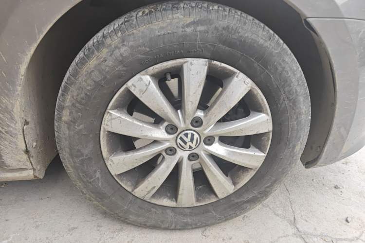 Used Volkswagen Passat 2013 1.8TSI DSG Prestige Edition Right Front Wheel Hub