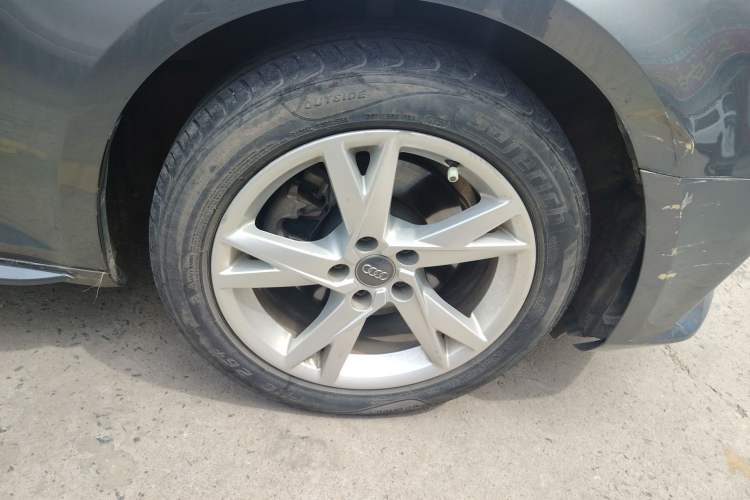 Used Audi A4L 2018 30th Anniversary Edition 40 TFSI Trendy Model Right Front Wheel Hub