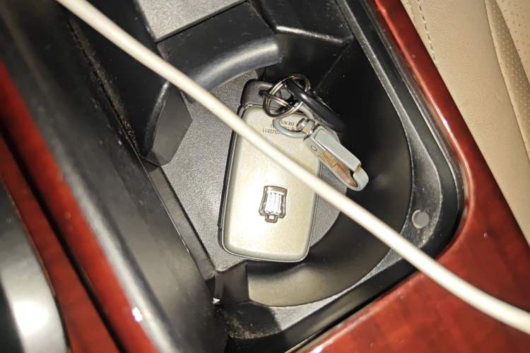 Used Toyota Crown 2011 2.5L Royal Special Edition with Leather and Sunroof Vehicle Key