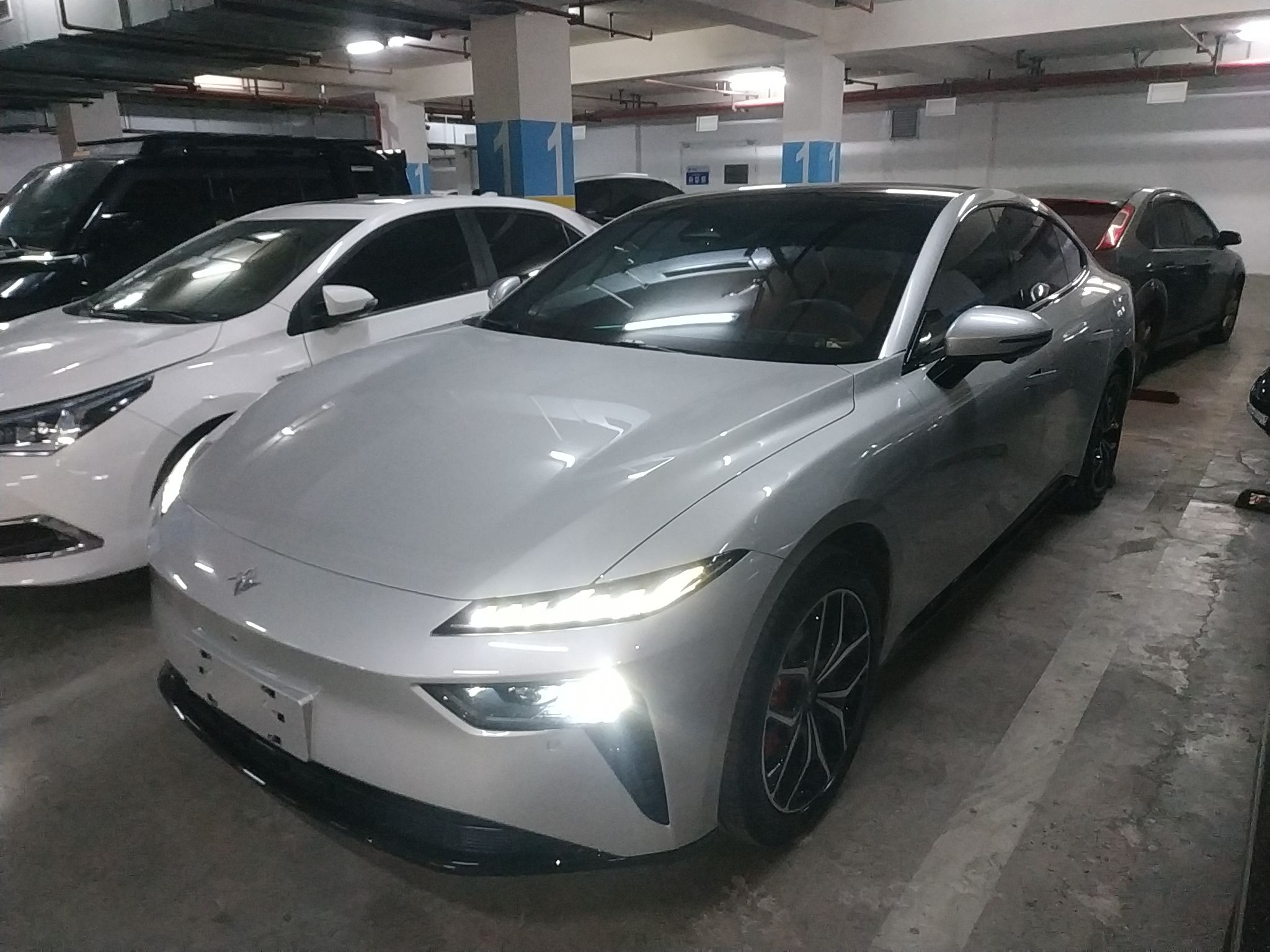 تحت مقدمة السيارة