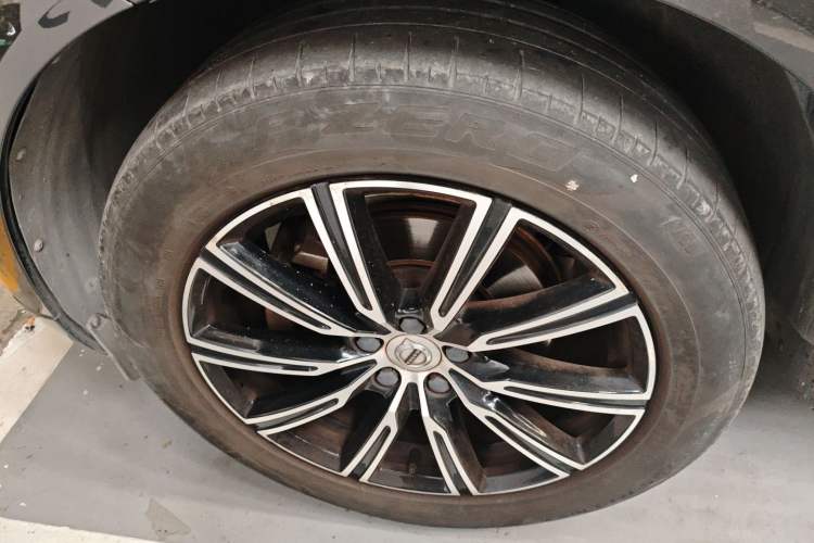 Used Volvo XC60 2021 T5 4x4 Zhiya Luxury Edition Left Front Wheel Hub