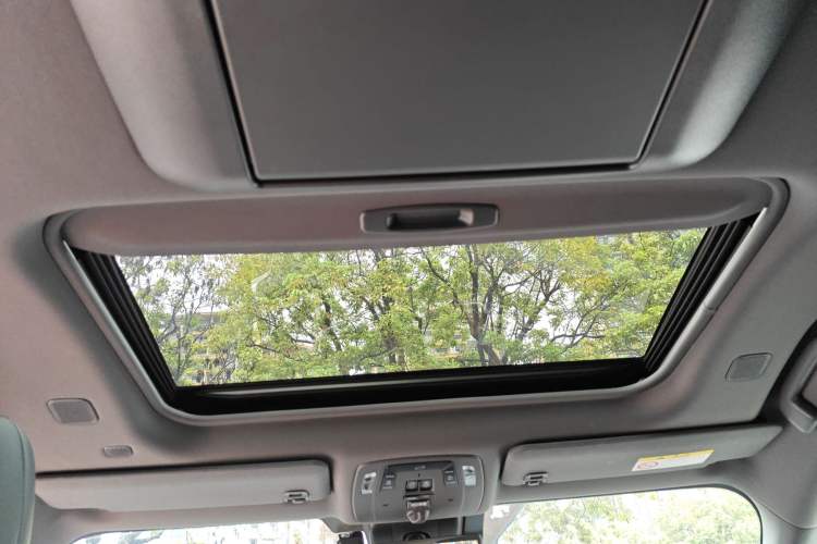 Used Toyota Granvia 2022 2.5L Hybrid Flagship Edition
