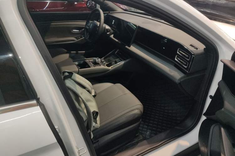 Used BYD Qin L 2025 DM-i Smart Drive 80KM Leading Model Right Front Seat