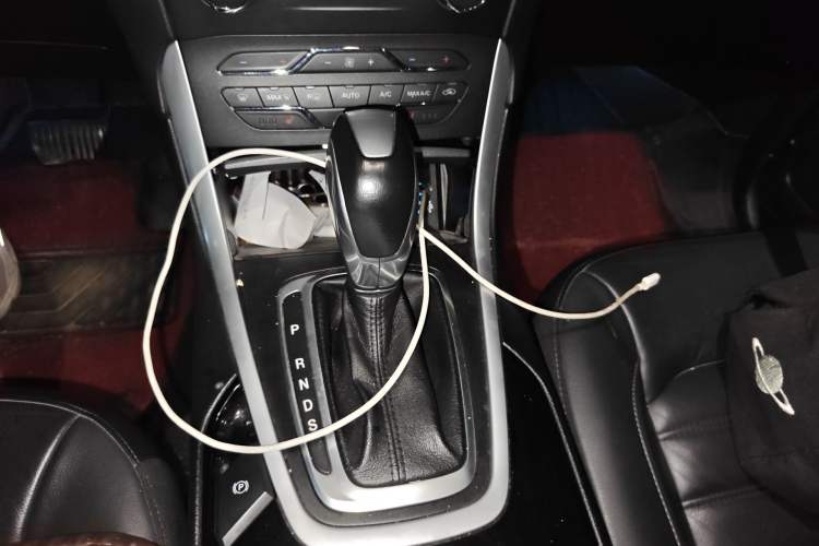 Used Ford Edge 2016 EcoBoost 245 Two-Wheel-Drive Titanium 7-Seater Gear Lever