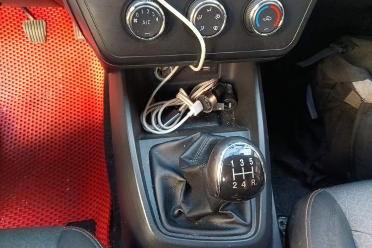 Used Dongfeng Fengon 380 2022 1.5L Comfort-Class Passenger Vehicle (Steel Spring) with 7 Seats