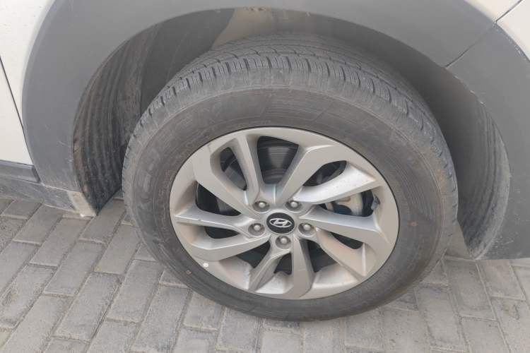 Used Hyundai Tucson 2015 1.6T Dual-Clutch Two-Wheel-Drive Smart Model Right Front Wheel Hub