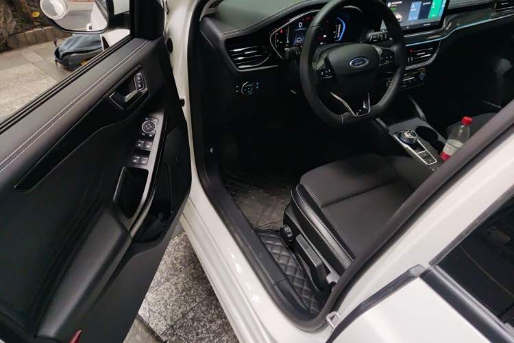 Used Ford Focus 2021 Hatchback EcoBoost 180 Automatic Titanium Edition Driver Seat