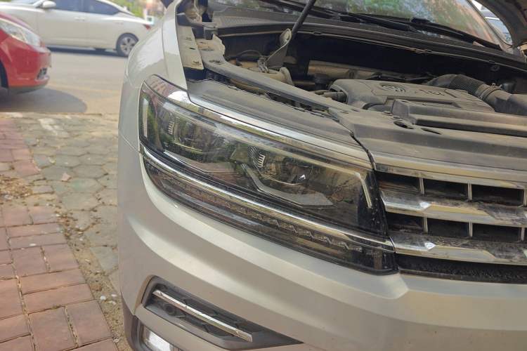 Used Volkswagen Tiguan L 2017 380TSI Automatic All-Wheel-Drive Flagship Edition Right Front Headlight