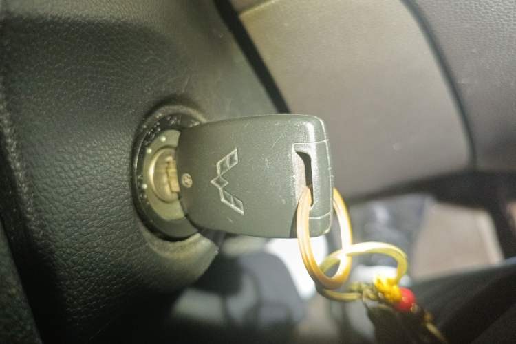Used Wuling Hongguang V 2022 1.5L Jingqu Edition Enclosed-Window Vehicle with Electric Power Steering LAR