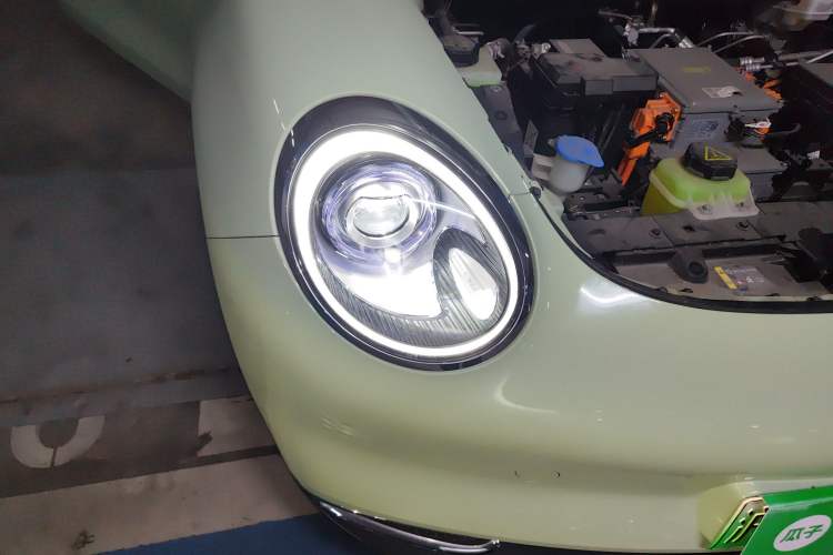 Used ORA Good Cat 2023 401 km Standard Range Premium Version Lithium Iron Phosphate Right Front Headlight