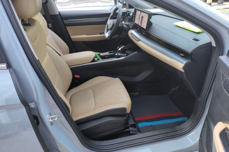 Used Geely Auto Emgrand L HiP 2024 Champion Edition 1.5TD-DHT Pro 100KM Excellence Model
