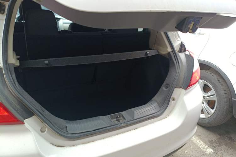 Used Venucia R50 2015 1.6L Manual Fashion Edition Trunk