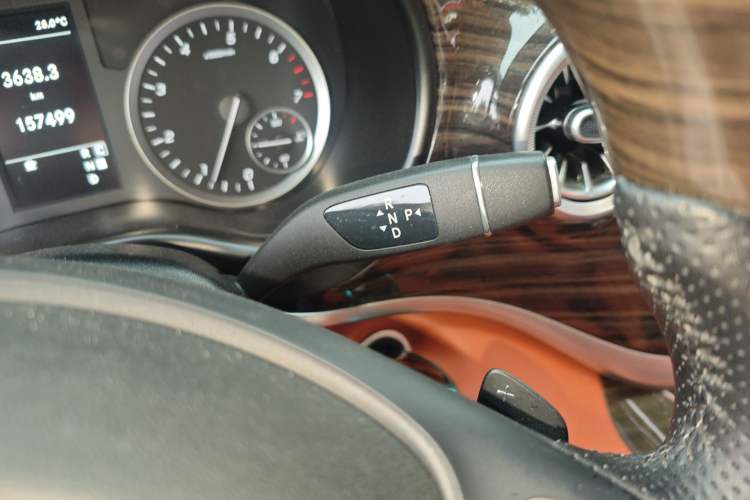 Used Mercedes-Benz Vito 2021 2.0T Elite Version 7 Seats Gear Lever