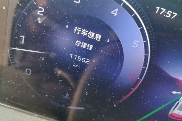 Used Hongqi HS3 2024 1.5T Shanwei Edition Odometer Close Up