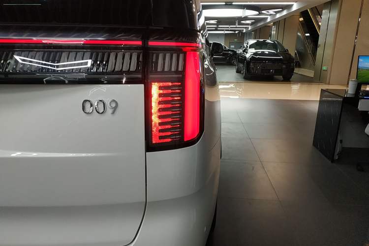 Used Zeekr 009 2024 Six-Seat Executive Version 4WD 108 kWh